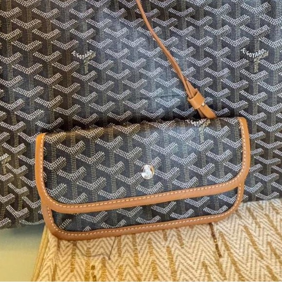 Stylish Gray Tote Bag with Tan Accents - Picture 9 of 12